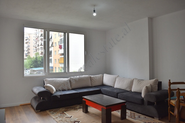 Apartament 2+1 per qira ne rrugen Sabri Preveza ne zonen e Astirit.&nbsp;
Apartamenti pozicionohet 